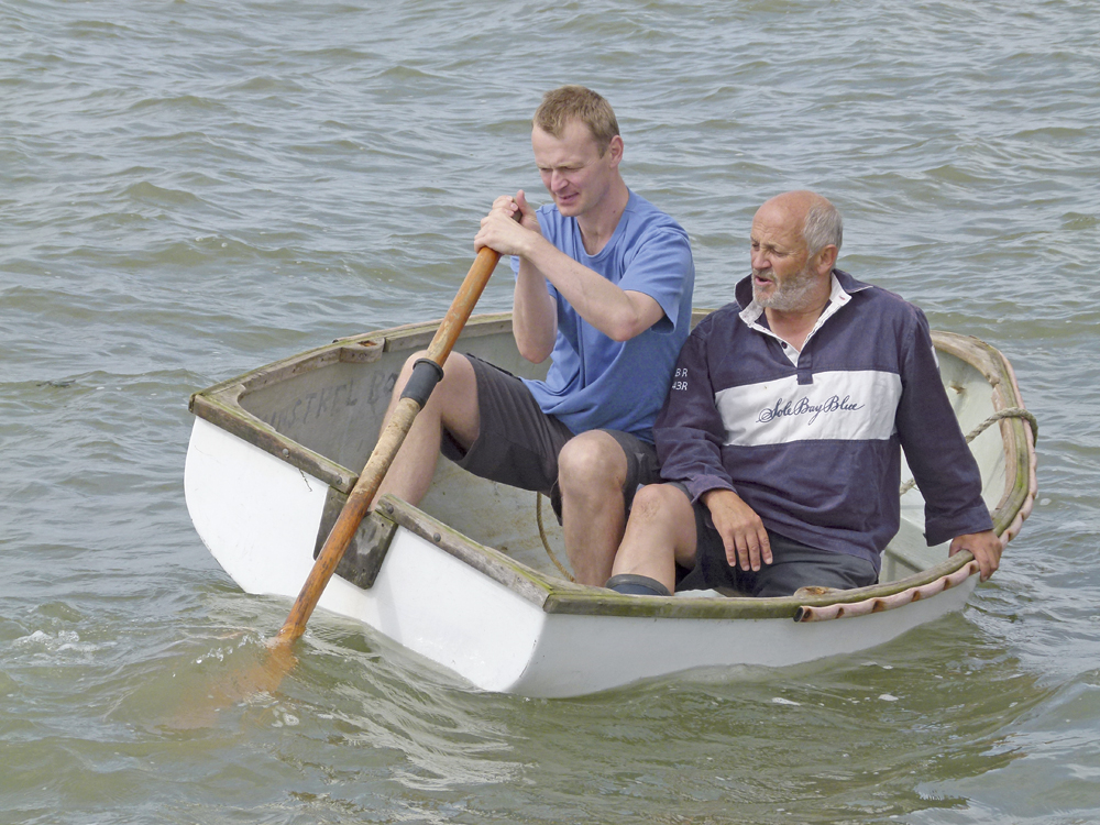 Scull a dinghy